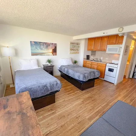 Bright Waikiki Studio Condo
